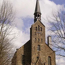 Historische Steinkirche mit einem kleinen Turm.