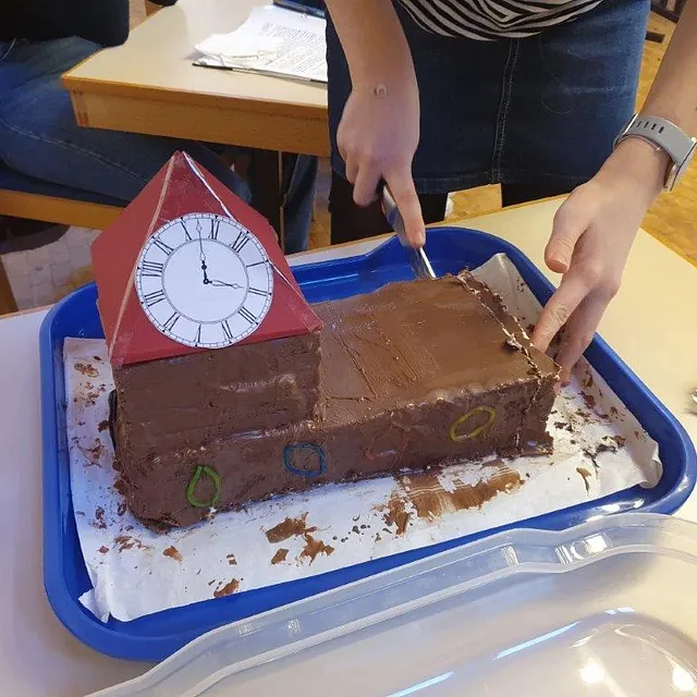Kirchenkuchen wird angeschnitten.